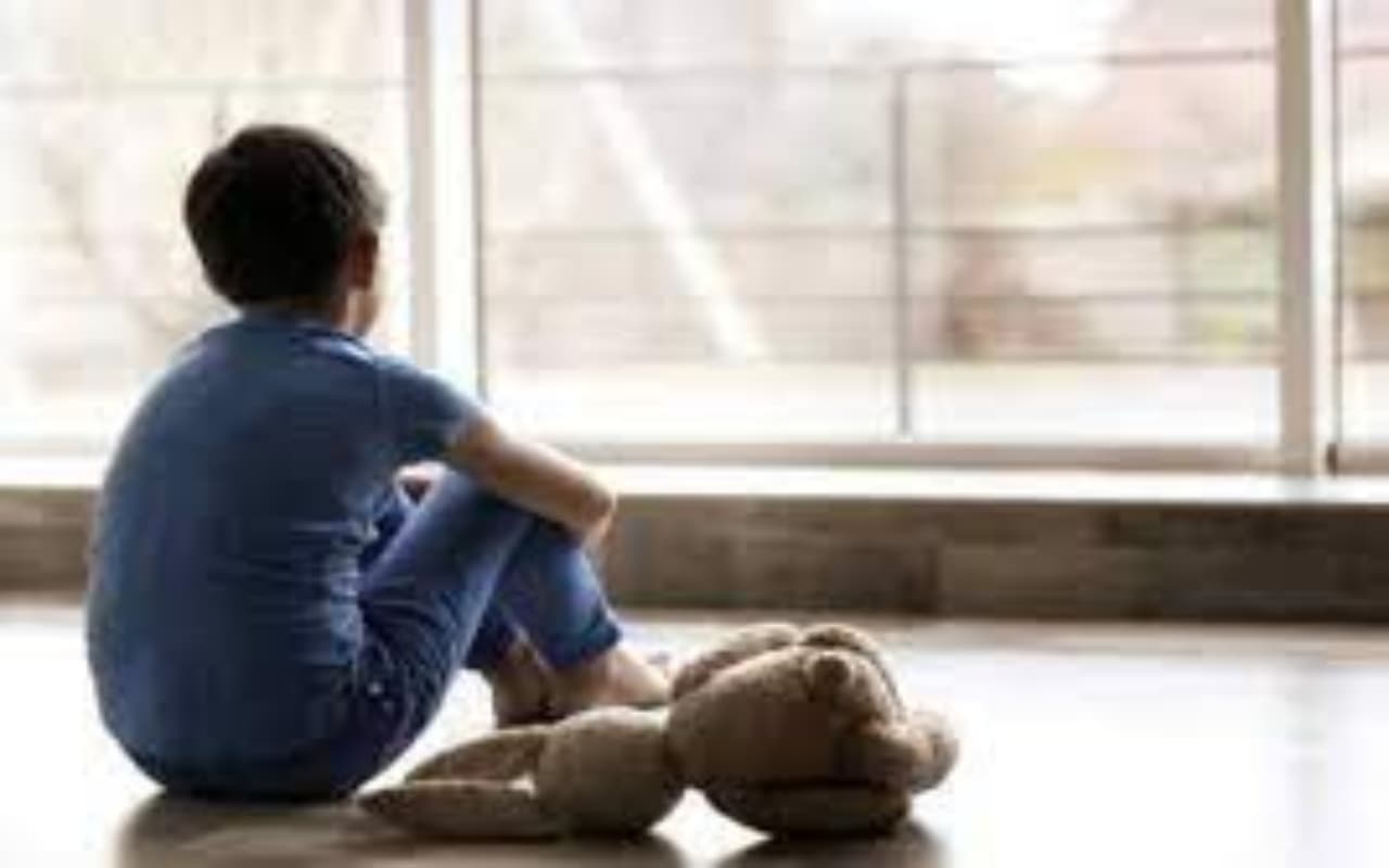 जरूरत से ज्यादा सख्ती बच्चों की मानसिकता पर कर रही गहरा असर, पेरेंट्स इन बातों का रखें ध्यान