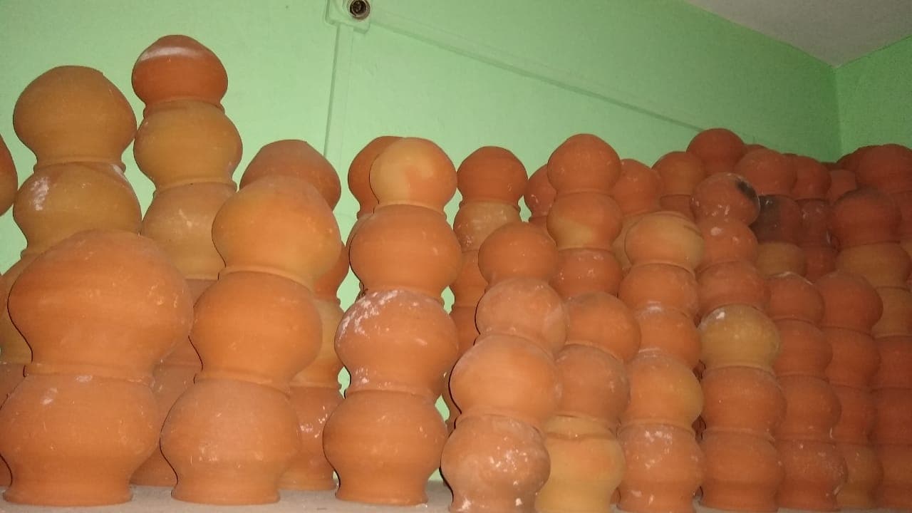 लॉकडाउन में कुम्हारों का कारोबार प्रभावित, नहीं बिक रहे मिट्टी के बर्तन, खाने के पड़े लाले