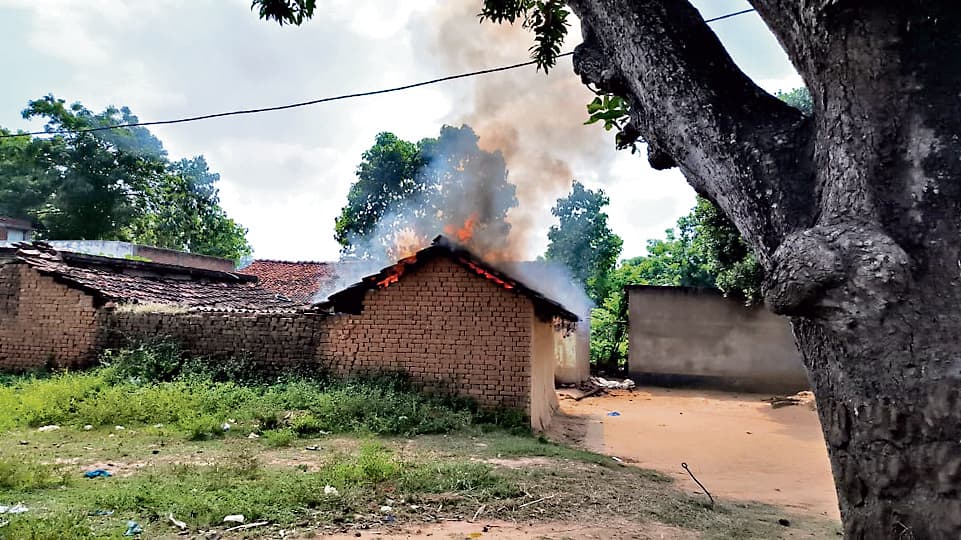 दुमका : 72 साल पुराने जमीन विवाद में रिश्ते में नाना की गोली मार कर हत्या