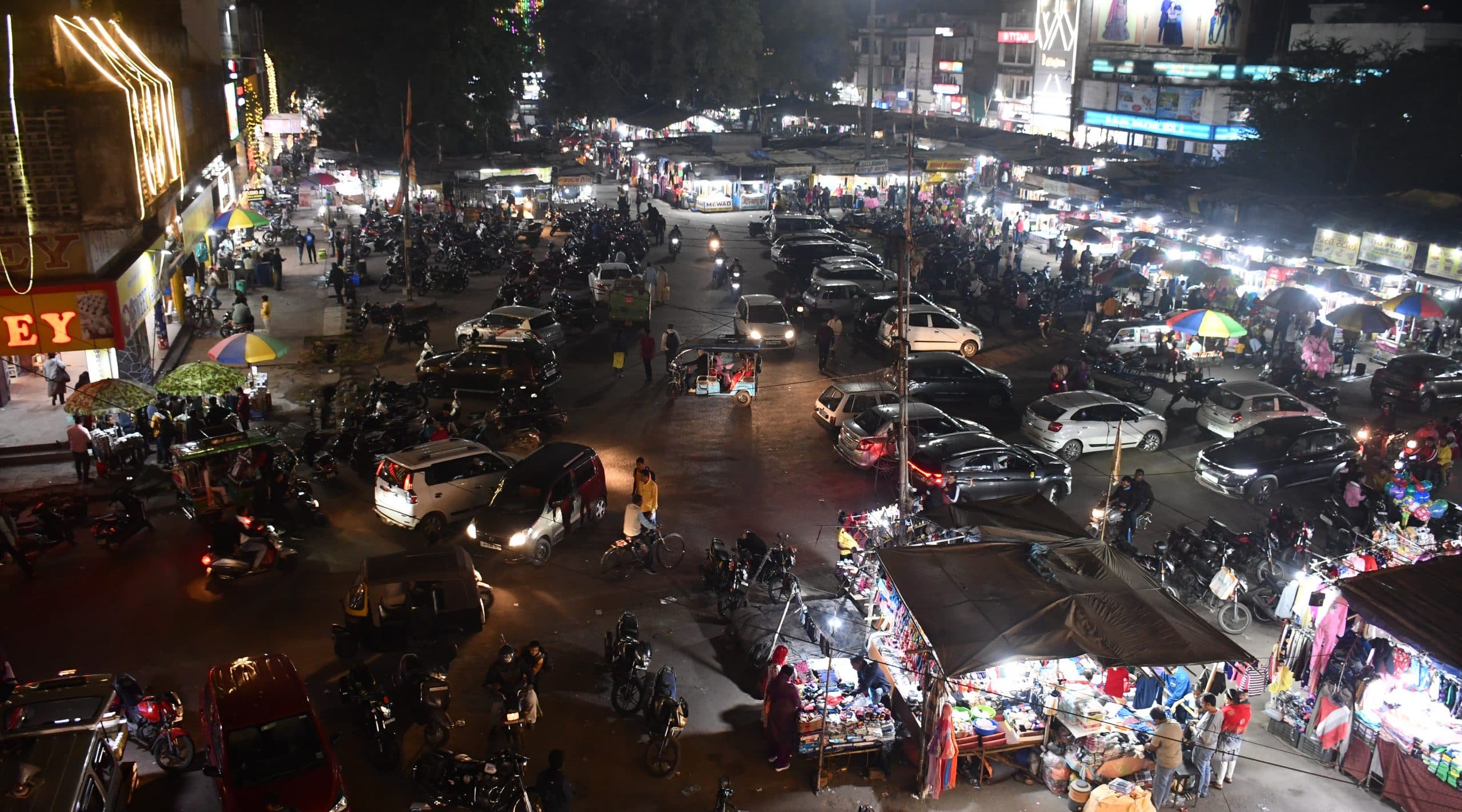 बोकारो : कैसे ना लगे जाम, पार्किंग का नहीं है इंतजाम, मनचाही जगह पर बेतरतीब खड़े करते हैं वाहन