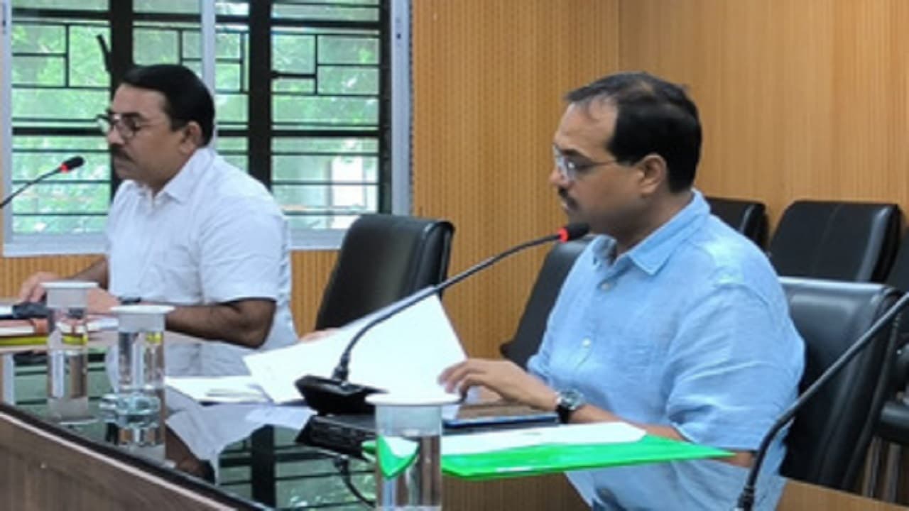 सरकारी स्कूल में नामांकन ज्यादा, उपस्थित बच्चे कम, वजह बताएंगे गुरुजी, जाने डीएम ने क्या दिया आदेश