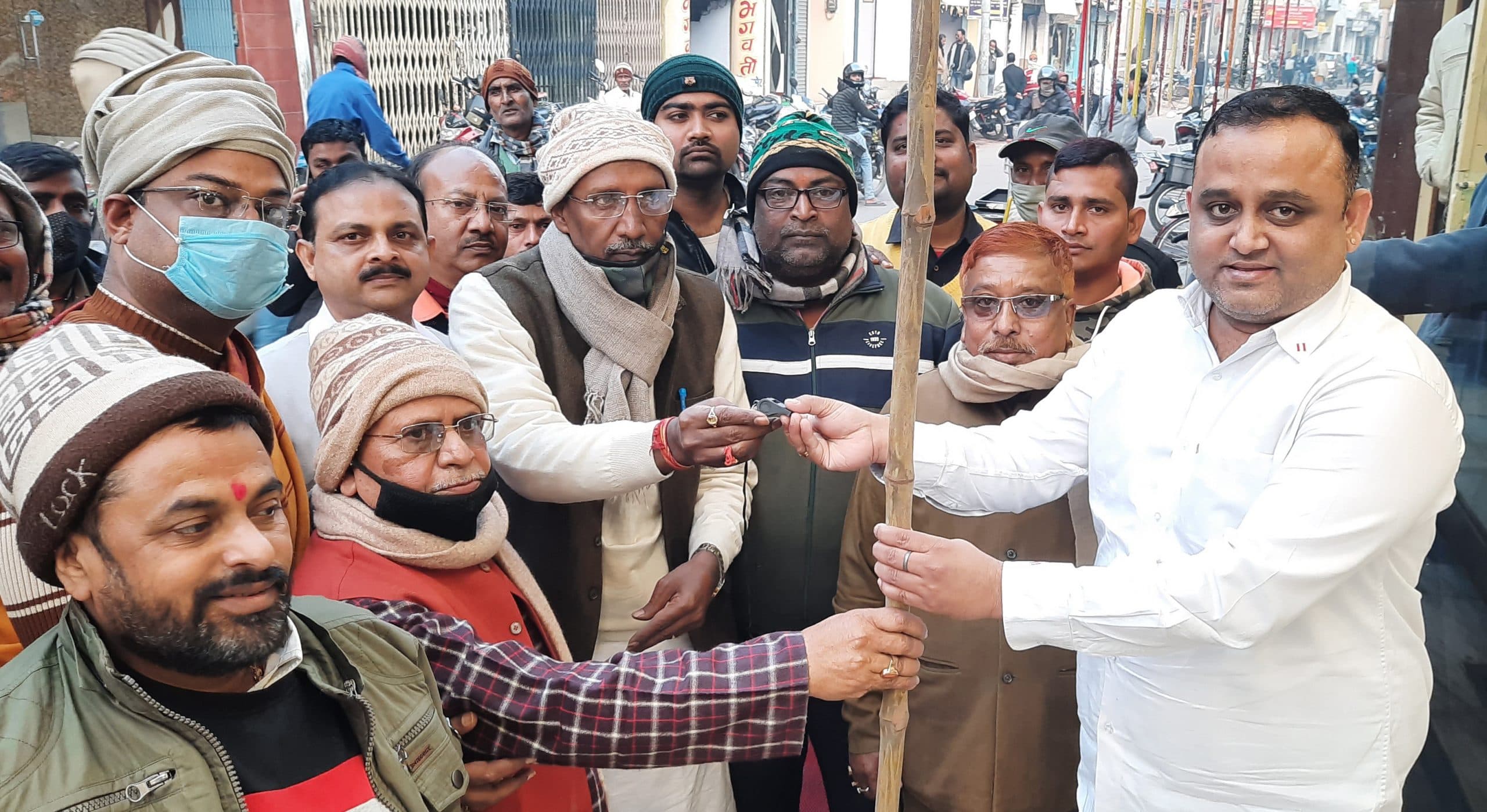 बिहार में व्यवसायियों के बीच Congress MLA ने बांटी लाठी और ह्विसिल, कारण जान रह जाएंगे हैरान