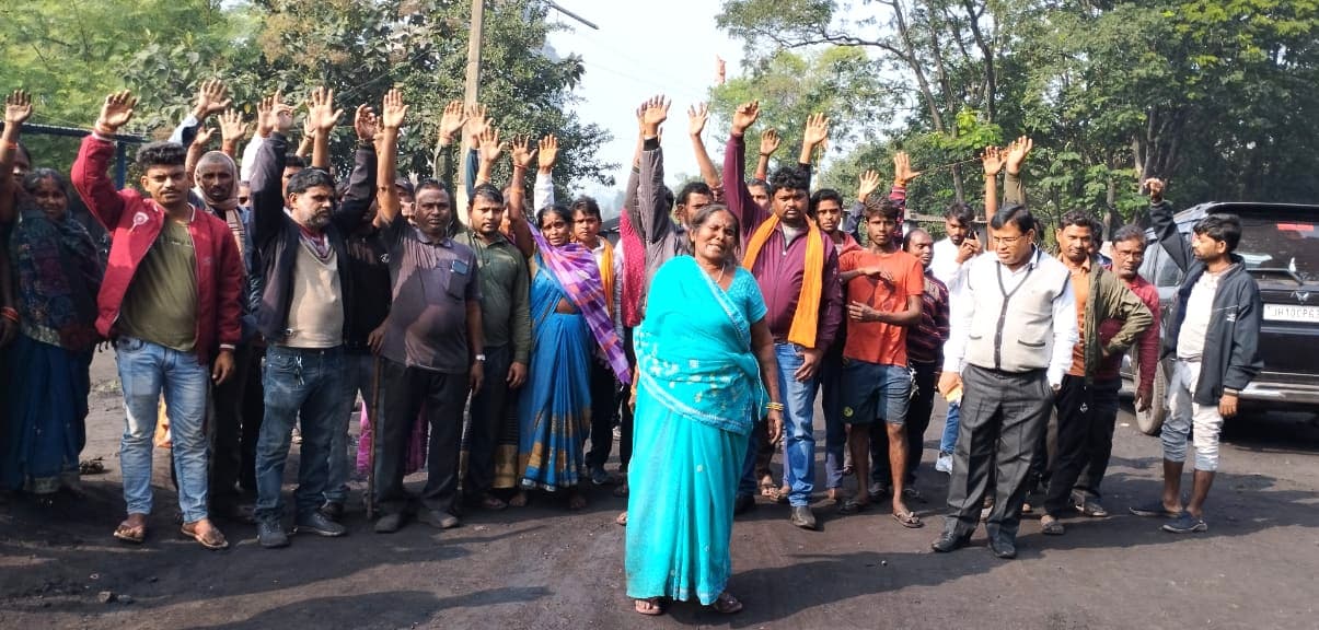 धनबाद : कोलकर्मी की अस्पताल में मौत, नियोजन के लिए वाशरी का चक्का जाम