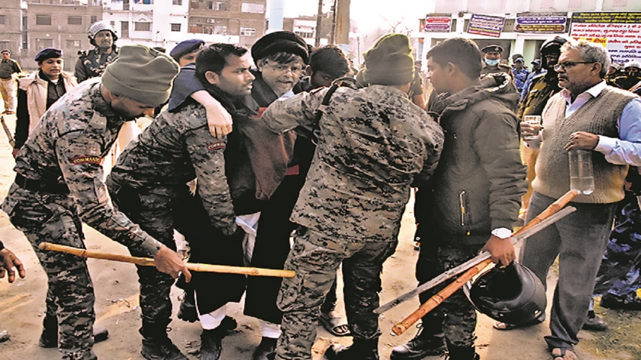 मुजफ्फरपुर में लाठीचार्ज के बाद मो तकी खां वक्फ स्टेट से हटा अतिक्रमण, इमामबाड़ा के कमरों में लगा था ताला