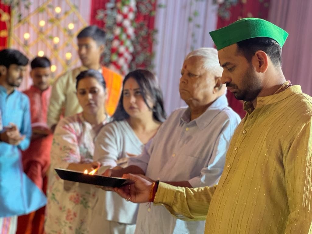 नीतीश कुमार और लालू प्रसाद पहुंचे देवी दर्शन को पंडाल, राज्य के लिए मांगी शांति और समृद्धि, देखें तस्वीरें