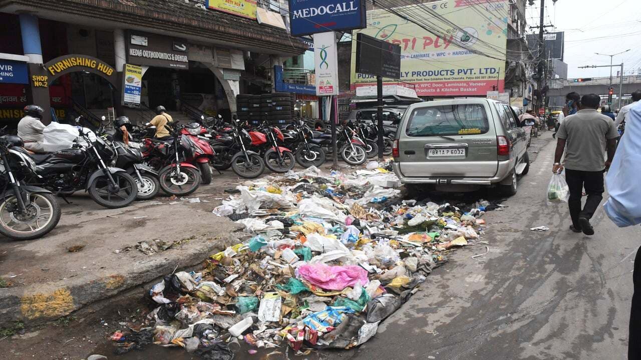 बिहार: 'स्वच्छ भारत दिवस' पर सड़कों पर गंदगी का लगा ढेर, जानिए सफाई कर्मचारियों की हड़ताल का ताजा अपडेट..