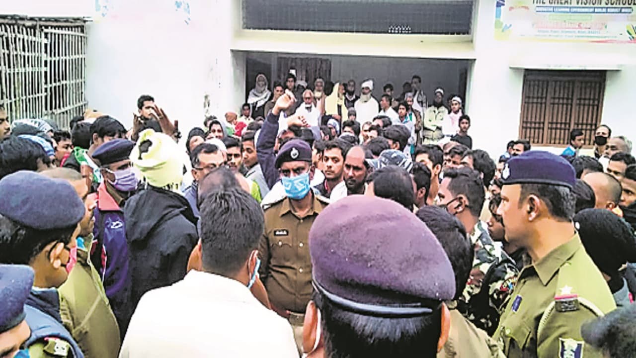 Bihar News: सीतामढ़ी में मुखिया के भाई की हत्या, आक्रोशित ग्रामीणों ने पुलिस को बनाया बंधक, सड़क किया जाम