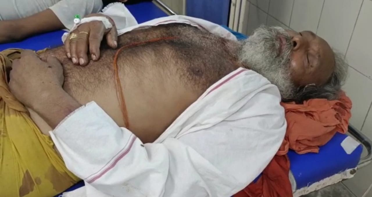 अलीगढ़ मंदिर के पुजारी पर जानलेवा हमला, गंभीर हालत में मेडिकल कॉलेज में भर्ती, तीन आरोपी गिरफ्तार