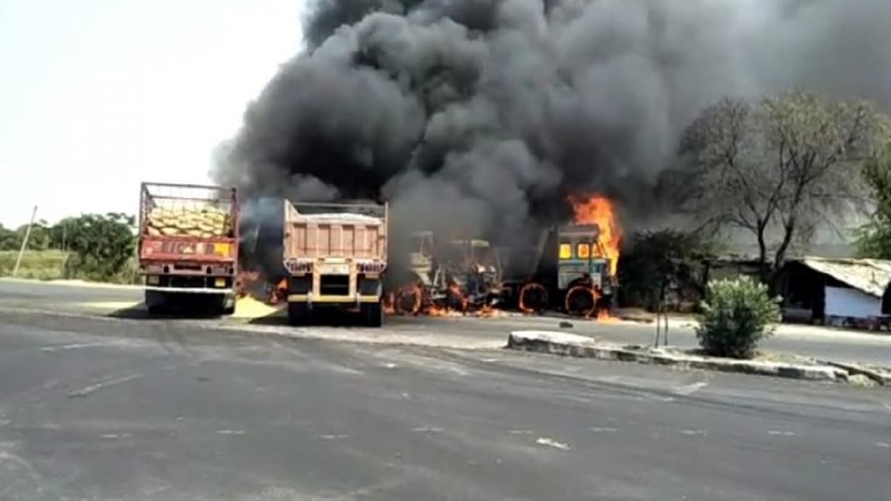 जालौन में भीषण सड़क हादसा, आपस में टकराए दो डंपर, पांच वाहन जलकर खाक, तीन चालक झुलसे