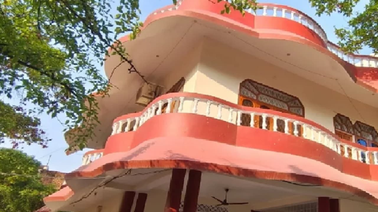 लखनऊ में माफ‍िया मुख्तार अंसारी की भाभी की सील कोठी का ताला टूटा मिला, सामान गायब होने की आशंका