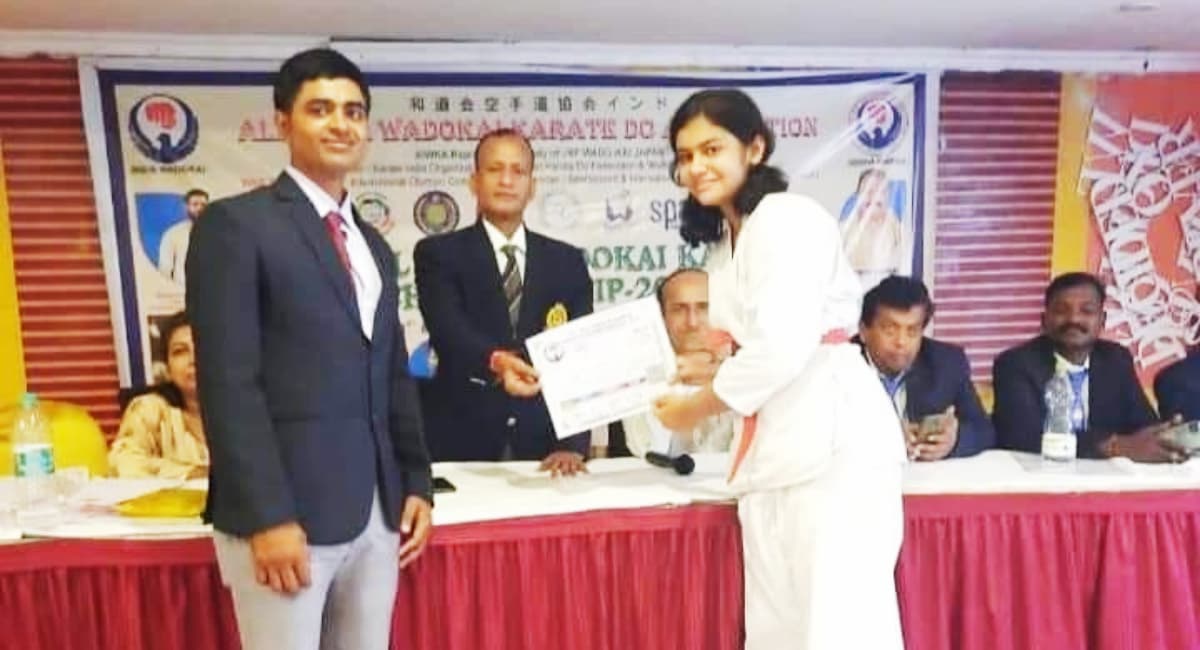 Gold medal: अनन्या ने नेशनल कराटा चैंपियनशिप में जीता स्वर्ण पदक, मदनपुर में जश्न का माहौल