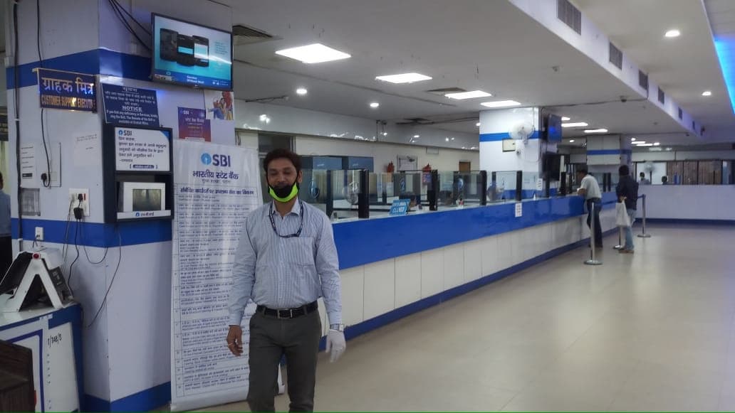 कोरोना से जंग लड़ते बैंकर