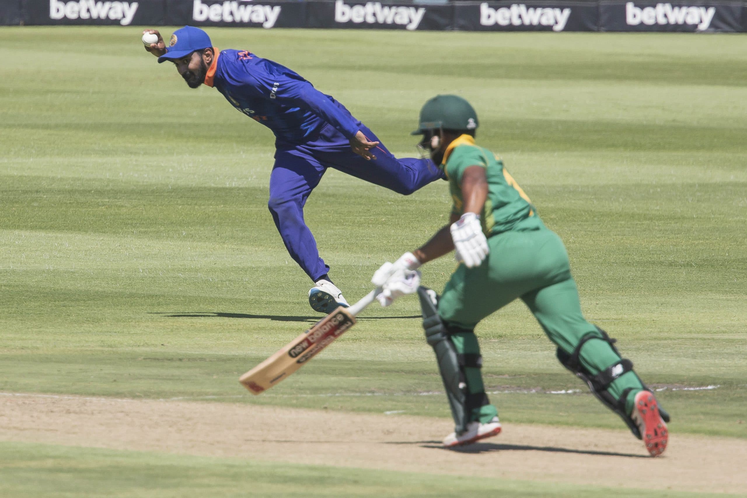 IND vs SA: तीसरे वनडे में केएल राहुल ने दक्षिण अफ्रीकी कप्तान टेम्बा बावुमा को भेजा पवेलियन, देखें VIDEO