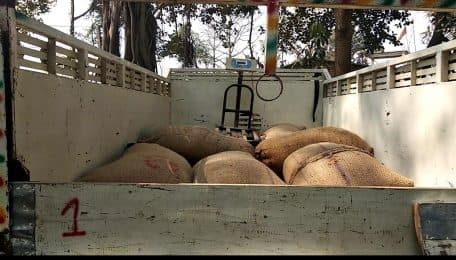 ग्रामीणों ने कालाबाजारी का खाद्यान्न पकड़ा, डीलर का लाइसेंस निलंबित करने की मांग