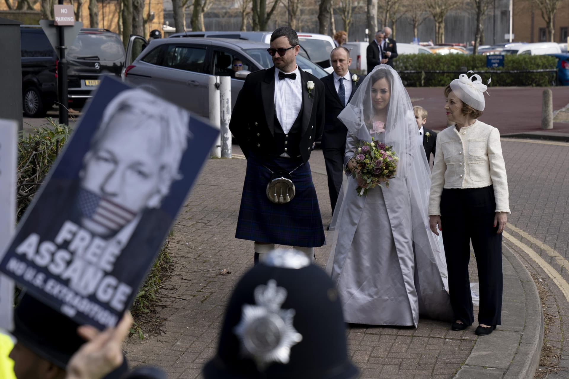 Julian Assange ने की शादी, जेल में शादी का जोड़ा पहने पहुंचीं दुल्हन, कौन है वह वकील जिसके संग हुई शादी
