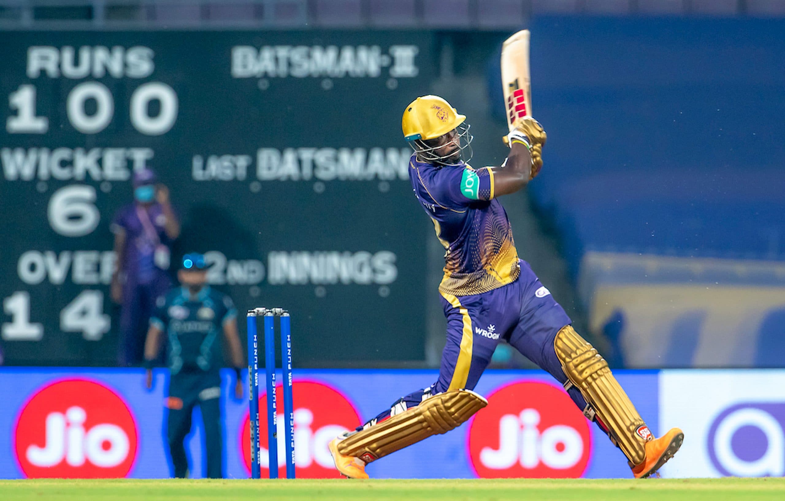 IPL 2022: बिग हीटर आंद्रे रसेन ने मारा ऐसा छक्का कि टूट गयी मैदान के बाहर रखी कुर्सी, VIDEO Viral