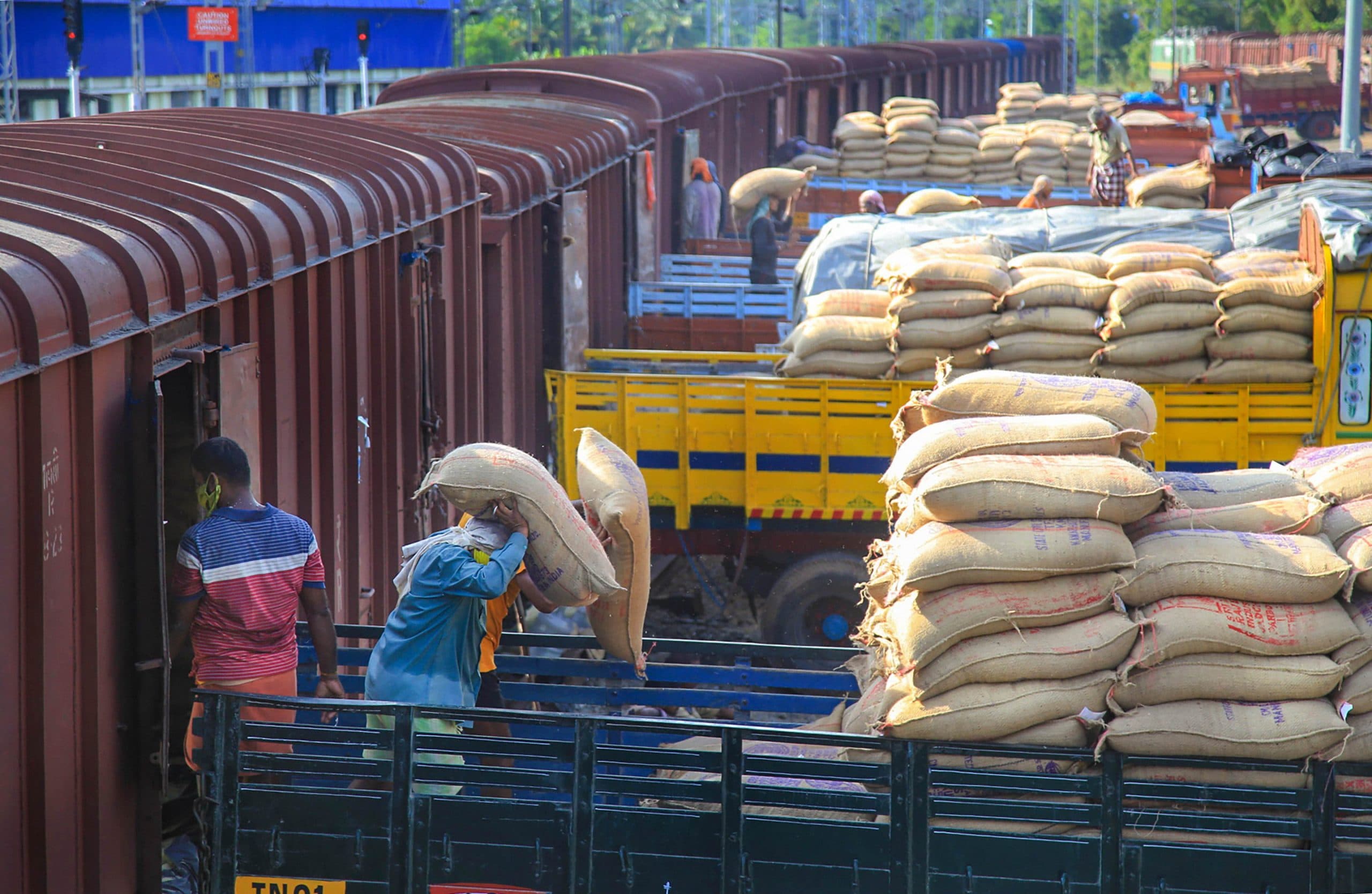 Coronavirus Lockdown : काम के दौरान कोरोना संक्रमित पाया गया कामगार, तो फैक्‍टरी पर नहीं गिरेगी गाज, सरकार ने अफवाहों का किया खंडन