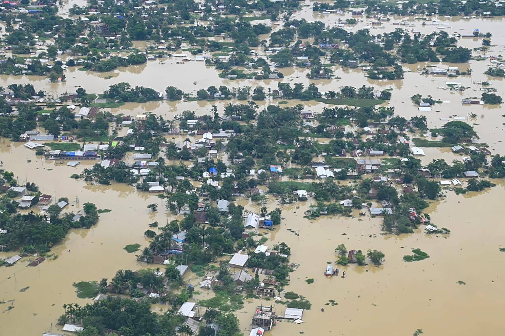 Assam Flood: असम में बाढ़ से 7 और लोगों की मौत, कुछ इस तरह डूब रहे हैं सरकारी कार्यालय, स्कूल और अस्पताल