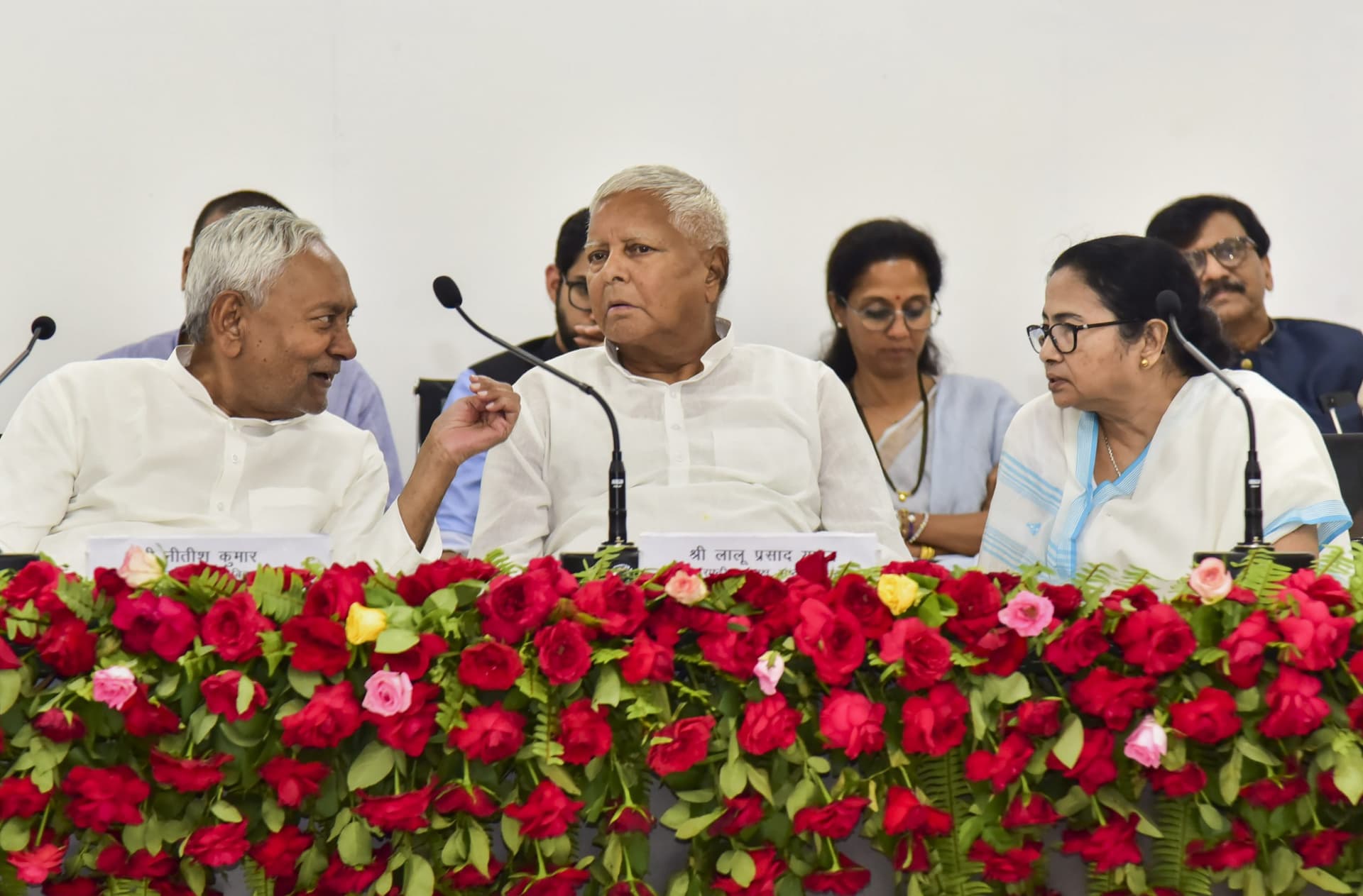 अयोध्या राम मंदिर के उद्घाटन में ममता बनर्जी-नीतीश कुमार समेत ये नेता नहीं होंगे शामिल