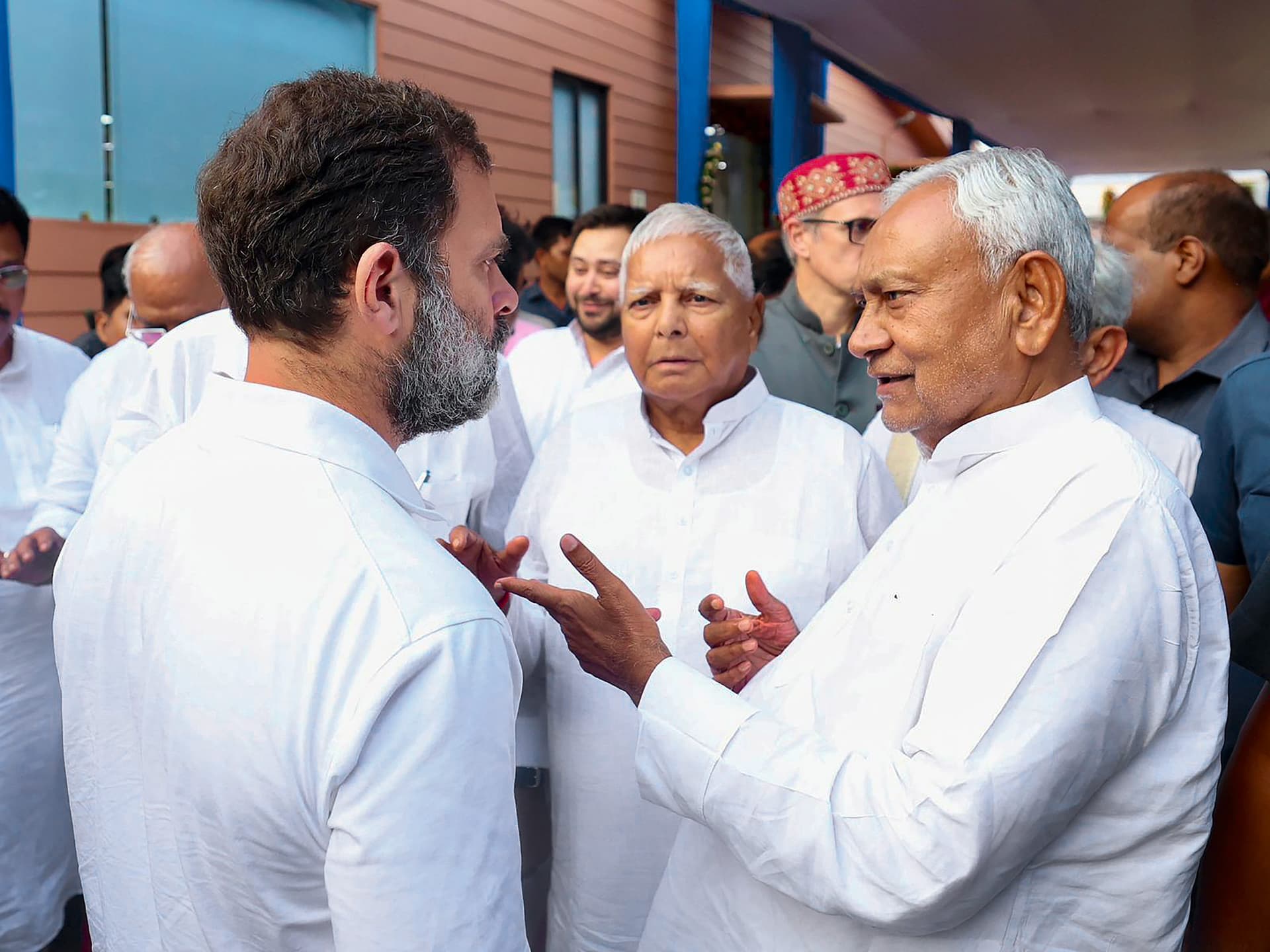विपक्ष की बैठक में अरविंद केजरीवाल ने राहुल गांधी से आखिर क्या कहा?
