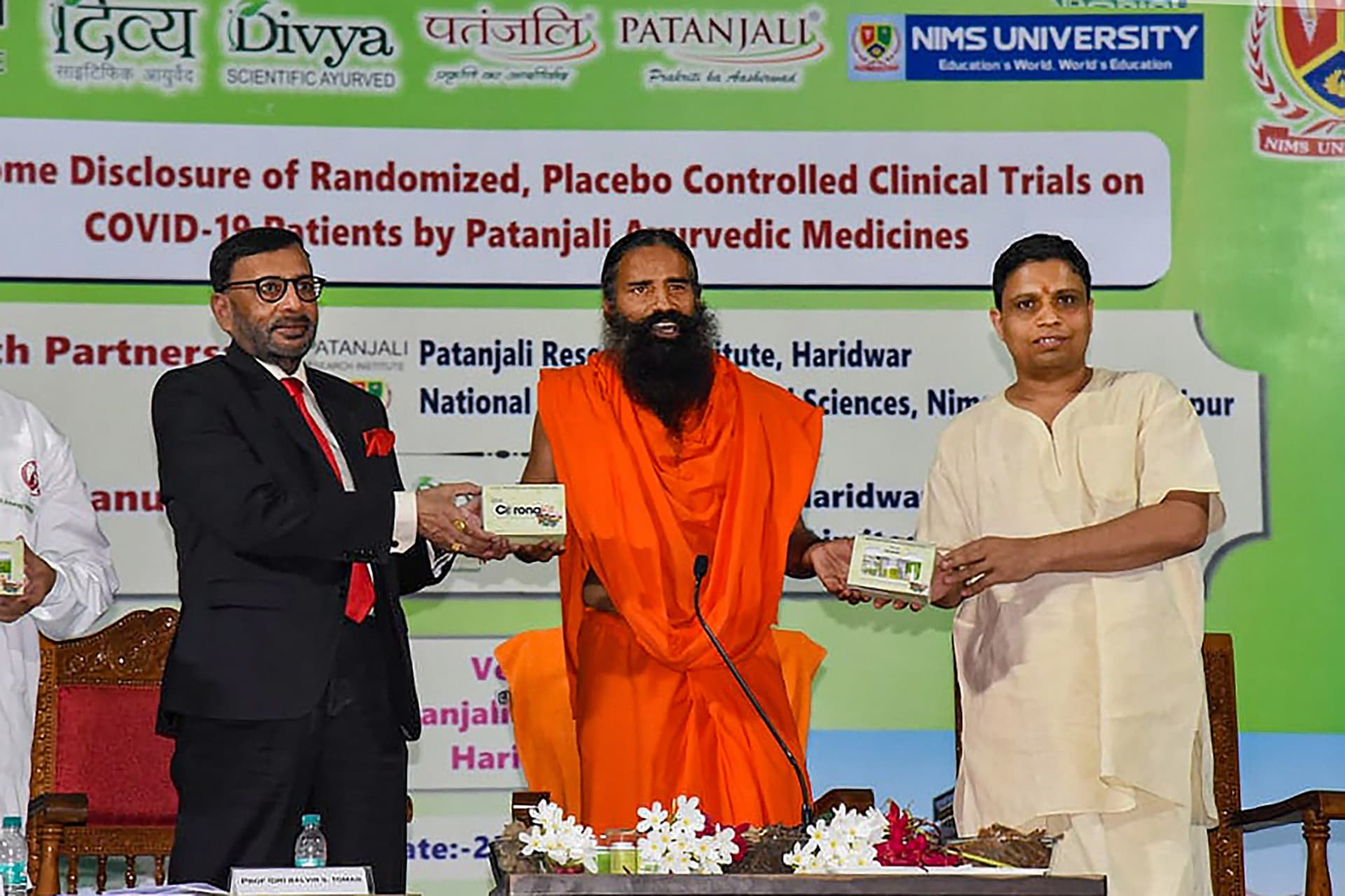 बाबा रामदेव नहीं कर सकते कोरोनिल दवा का विज्ञापन, आयुष मंत्रालय की पतंजलि के खिलाफ बड़ी कार्रवाई