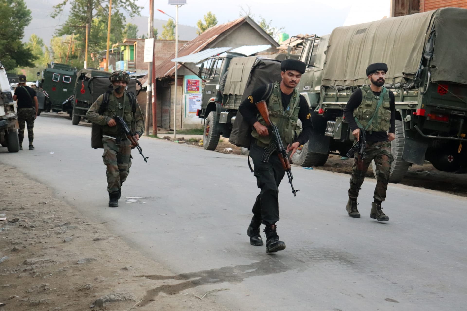 Jammu Kashmir Encounter: बडगाम में जैश-ए-मोहम्मद के 3 आतंकी ढेर, भारी मात्रा में हथियार गोला बारूद बरामद