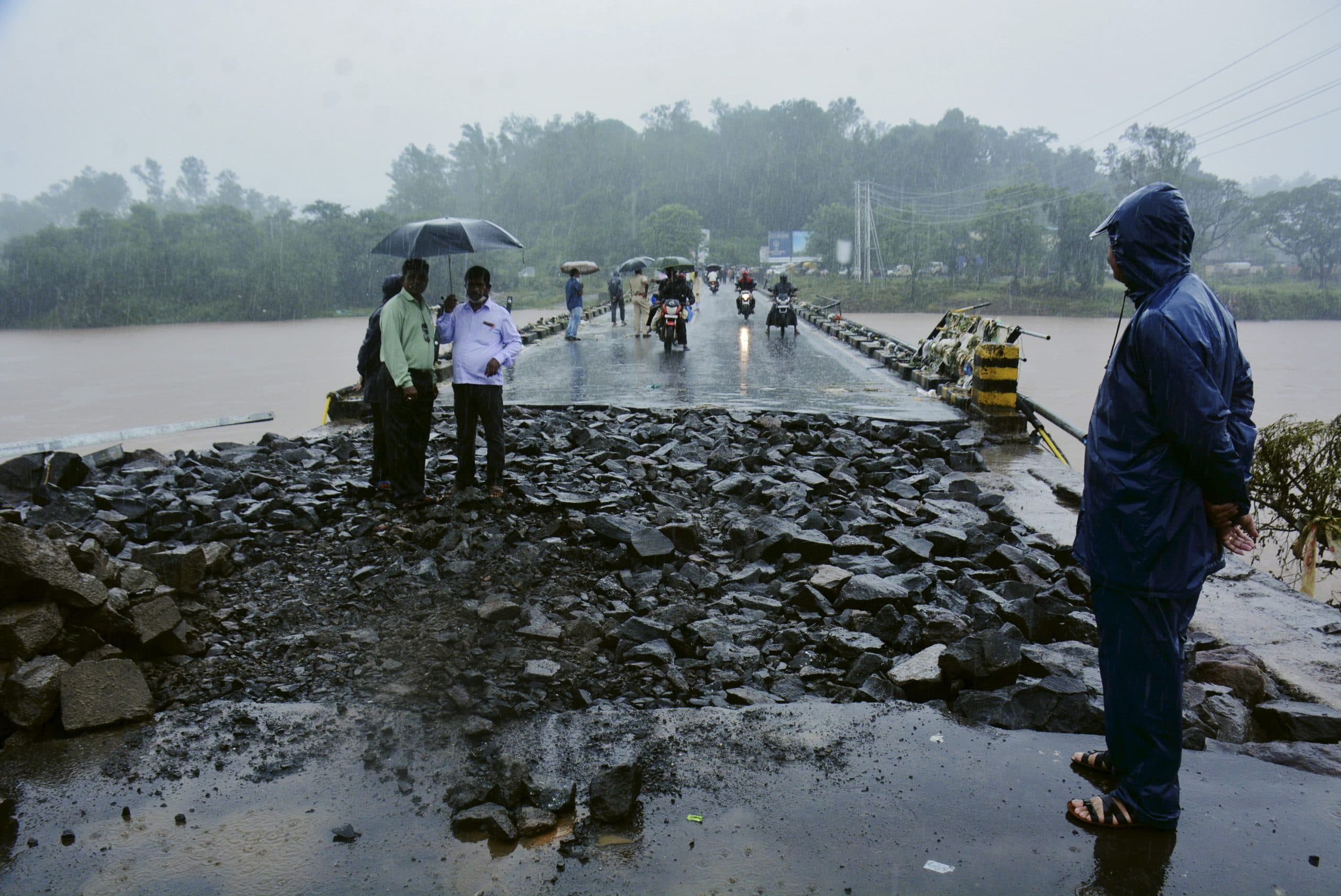 Maharashtra Heavy Rain: महाराष्ट्र में भारी बारिश से तबाही, 129 की मौत, रेड अलर्ट,खतरे के निशान से ऊपर नदियां