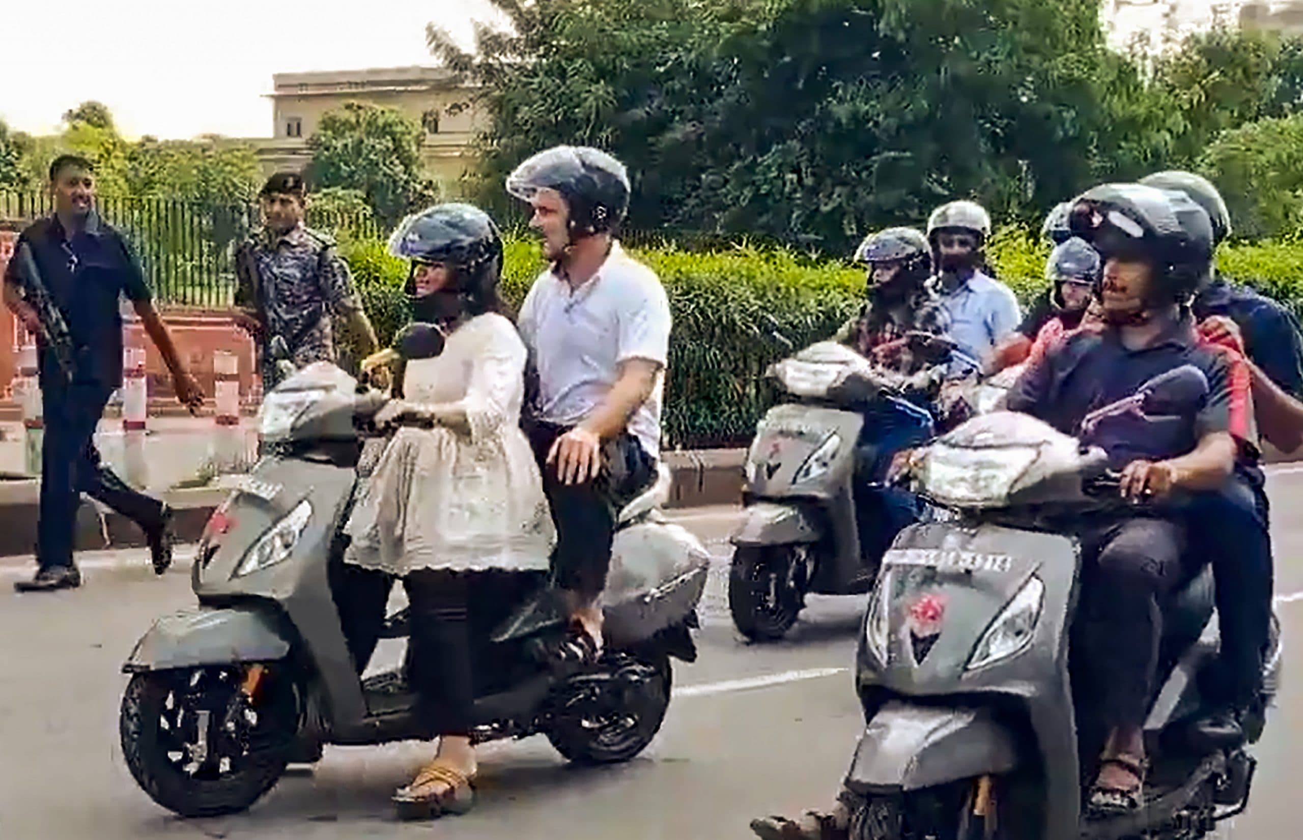 Photos : छात्रा की स्कूटी पर बैठकर जब राहुल गांधी निकले जयपुर की सड़क पर, देखें खास तस्वीर