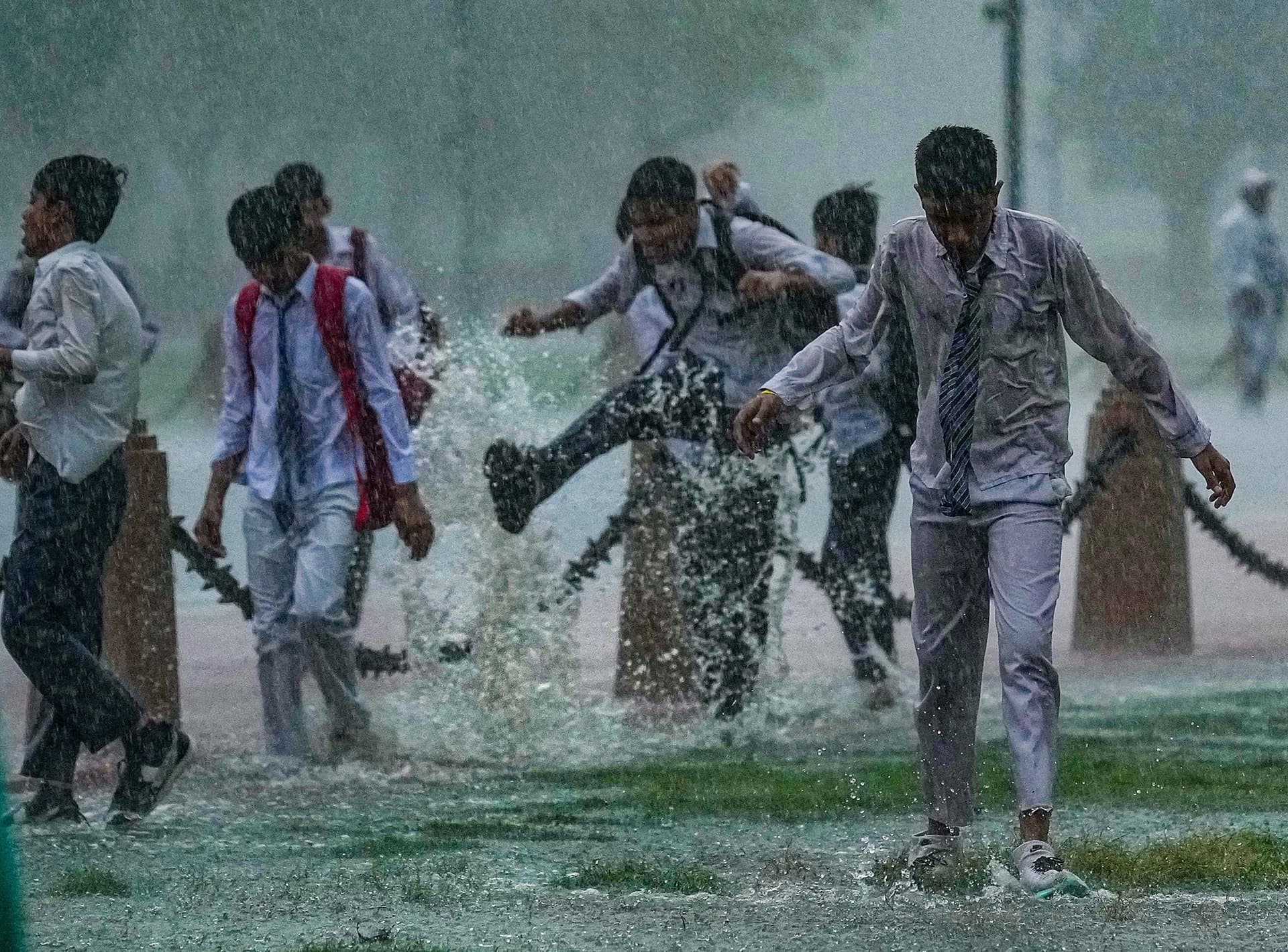 Weather Forecast Live: यहां भारी बारिश की संभावना, जानें बिहार-यूपी सहित अन्य राज्यों के मौसम का हाल
