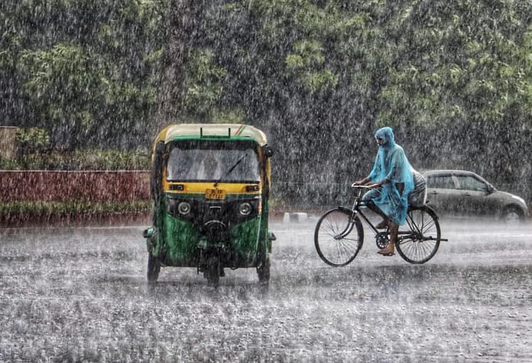 Weather Updates: चक्रवाती तूफान का कहां दिखेगा असर ? इन राज्यों में होगी बारिश