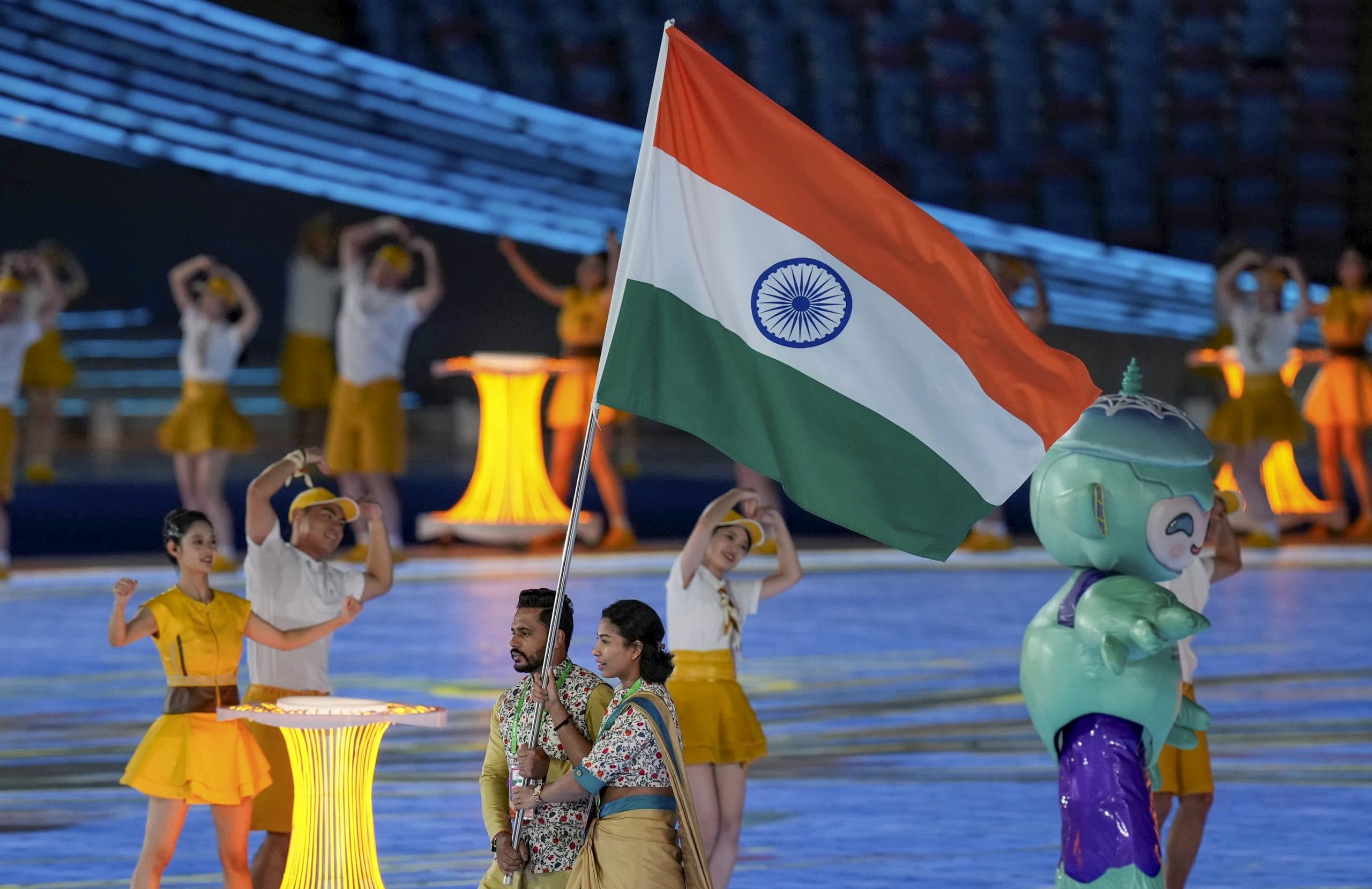 Asian Games 2023 का हुआ रंगारंग आगाज, हाथ में तिरंगा थामे जोश में दिखे भारतीय एथलीट