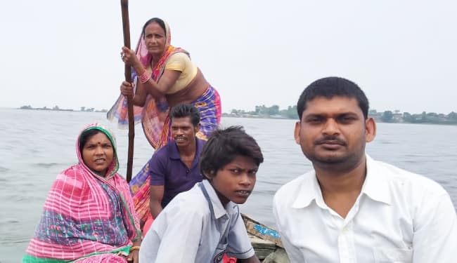 बाढ़ के पानी से घिरा सहुरिया पंचायत का हराहरी राम टोला, महिला वार्ड सदस्य खुद नाव चला लोगों की करने लगी मदद