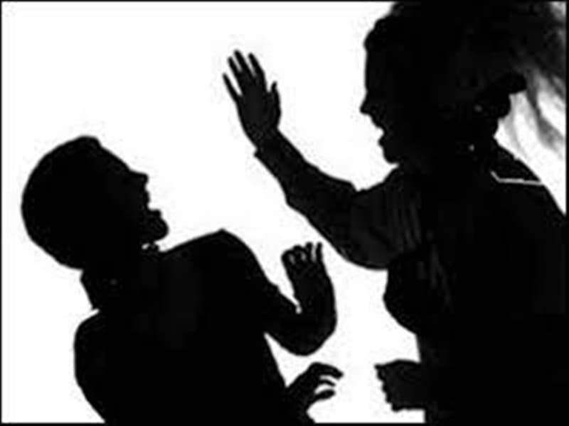 Crime News: पति का दूसरी महिला से था चक्कर, पत्नी ने बीच सड़क पर चप्पल से कर दी पिटाई