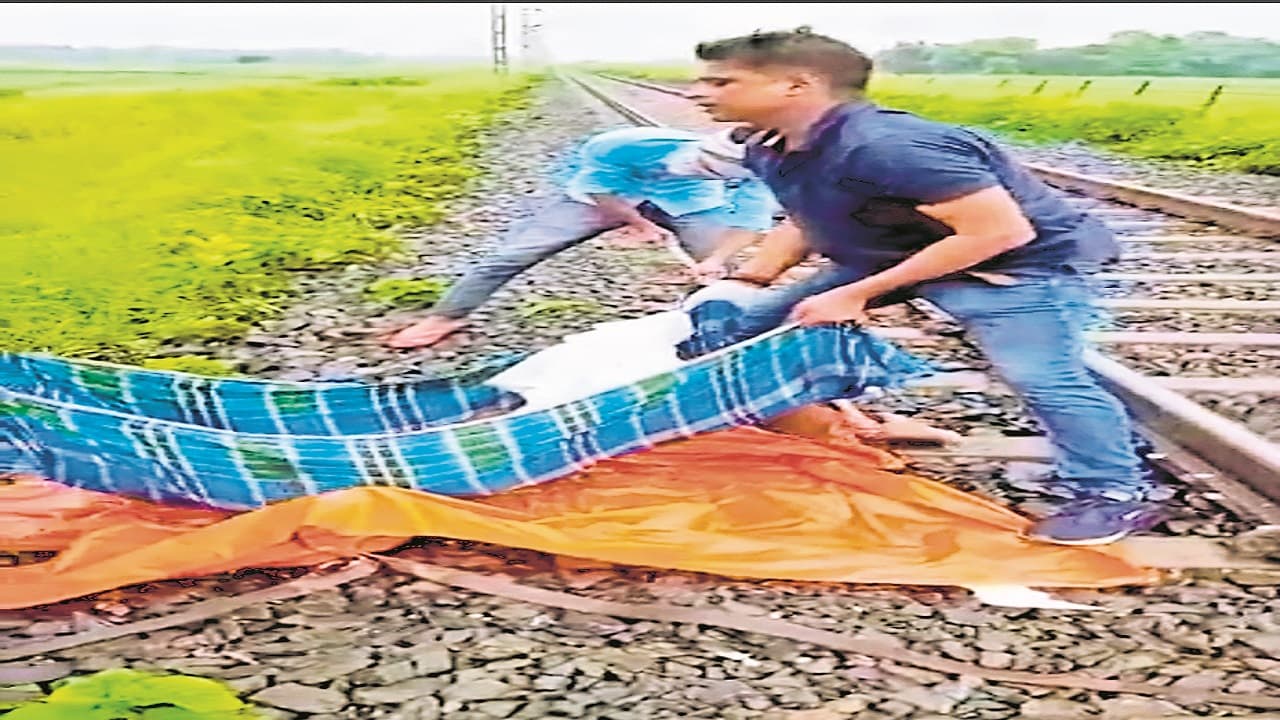 Indian Railways: सड़ जाये शव, रेल ट्रैक पर मरने वालों को नहीं उठायेगी रेल पुलिस, जाने पूरा मामला