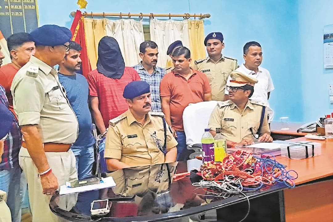 बेतिया में शिक्षक के घर घुसा सिरफिरा, गोलियों पर लिख रखा था परिवार के सदस्यों का नाम