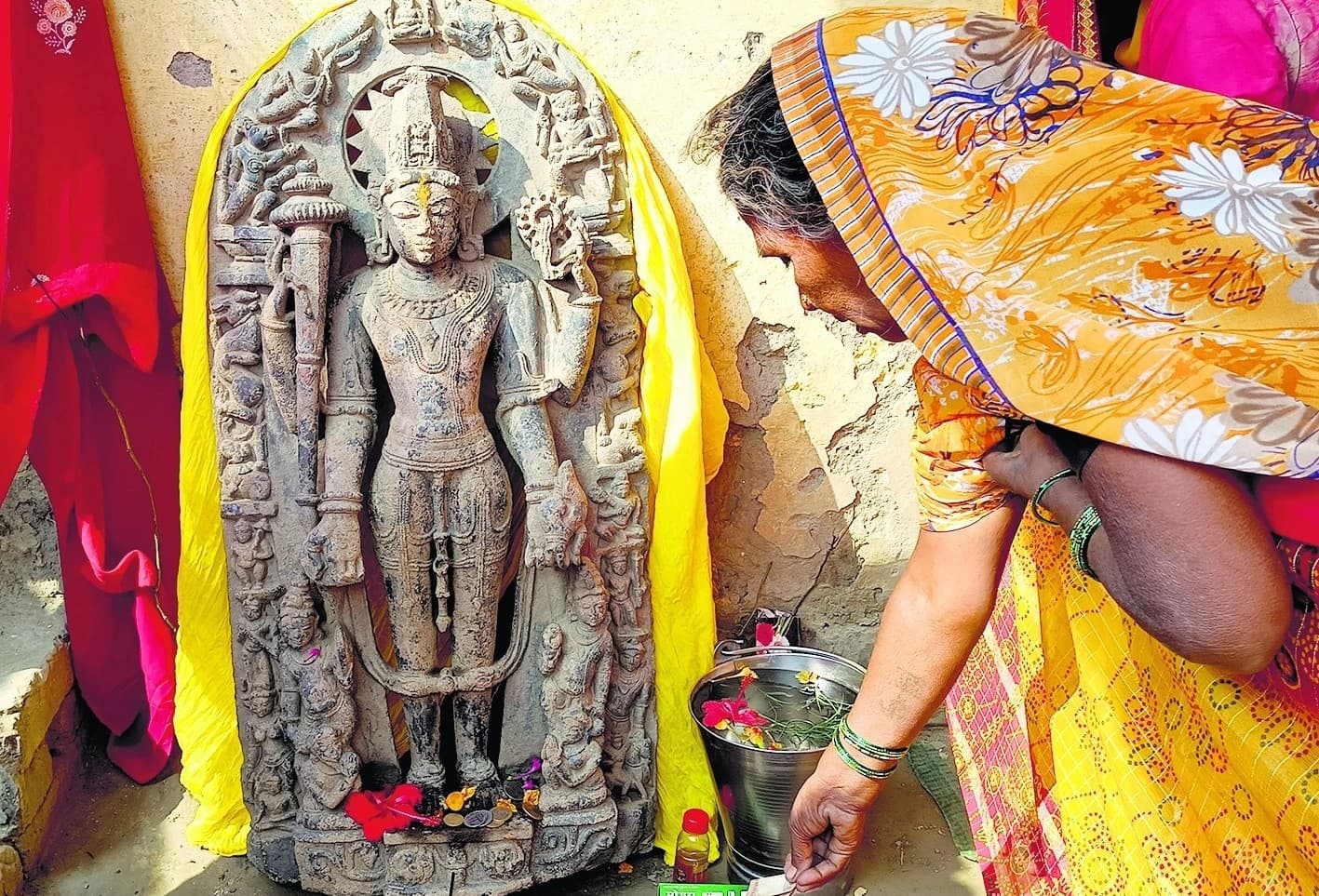 गोपालगंज में खेत से निकली भगवान विष्णु की प्राचीन मूर्ति, ग्रामीणों ने बना दी सड़क, अब बनेगा मंदिर