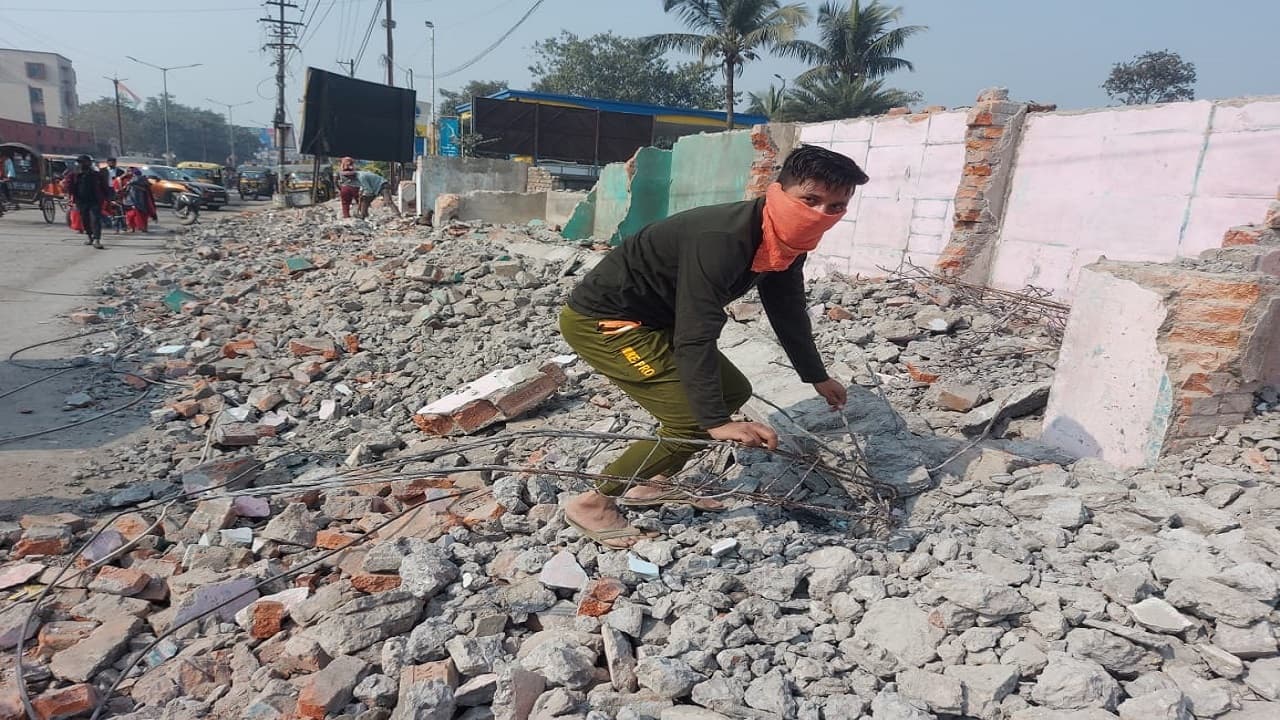 पटना से सटे इस जिले में प्रशासन ने एक दिन में तोड़ दिए 116 दुकान, अब मलबा हटाने को हादसे का इंतजार कर रहा निगम