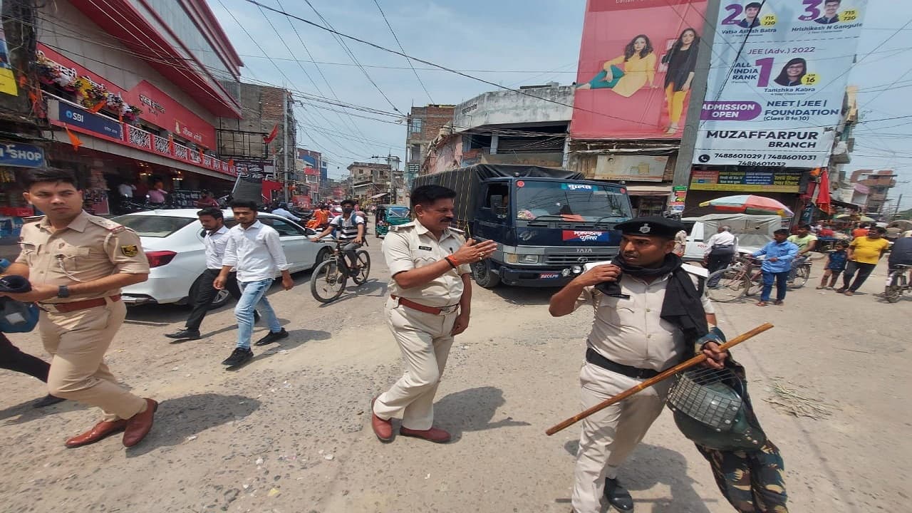 बिहार: मुजफ्फरपुर में बाइक सवार युवकों ने गर्भवती महिला को पीटा, लोगों ने जमकर काटा बवाल