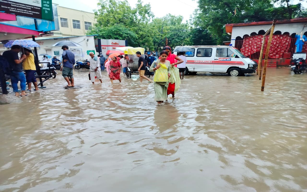 PHOTOS: भारी बारिश के बाद घुटनों तक पानी में डूबा बिहार का सबसे बड़ा अस्पताल, पटना की सड़कें भी बन गईं झील