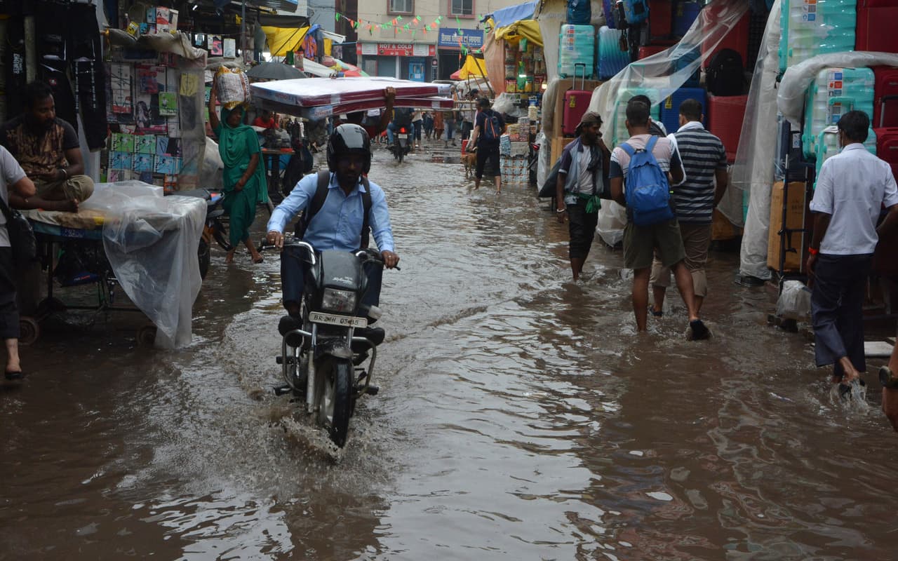 पटना में बारिश के बाद कई इलाकों में जलजमाव, सड़कें झील में तब्दील, देखें तस्वीरें