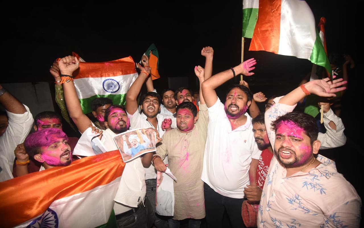 Photos: चंद्रयान-3 की सफल लैंडिंग पर पटना में जश्न, युवाओं ने भारत माता के जयकारे लगाते हुए लहराया तिरंगा