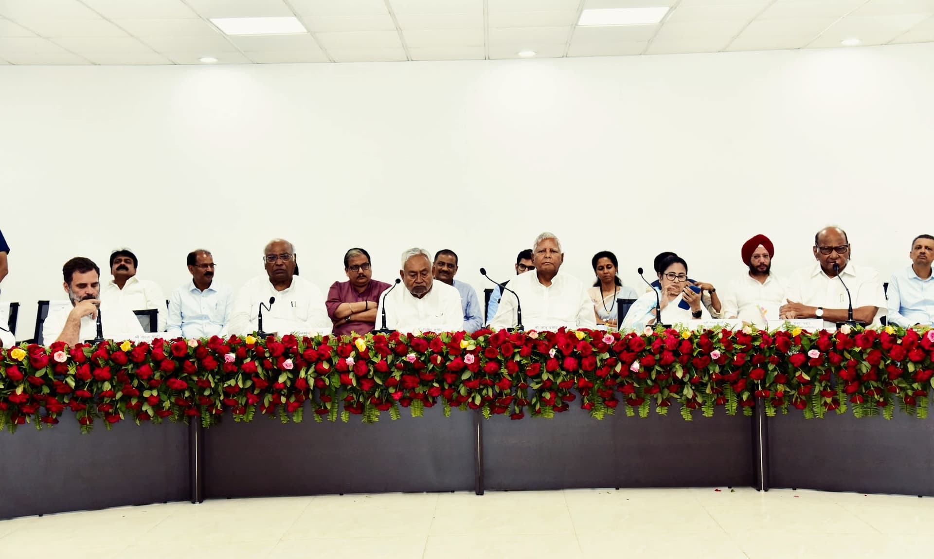 I.N.D.I.A Alliance: ‘इंडिया’ की बैठक के लिए लालू, तेजस्वी मुंबई पहुंचे, शरद पवार ने तैयारियों का लिया जायजा