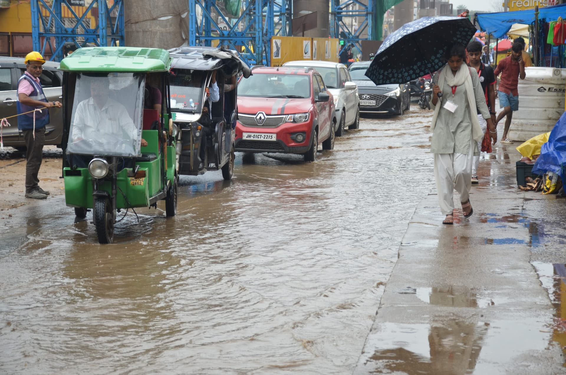 गढ़वा में तेज बारिश के साथ वज्रपात में एक की मौत, चार छात्रा गंभीर, जानें आपके इलाके का कैसा है मौसम