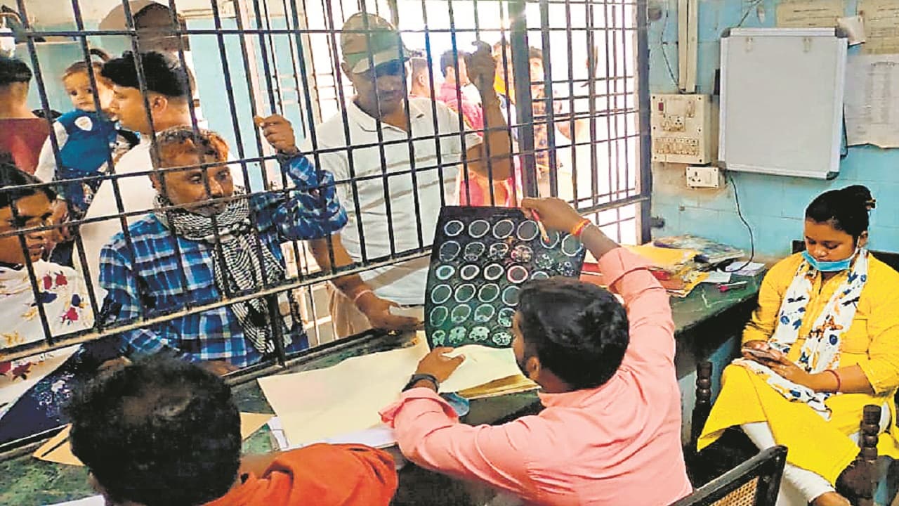 सीवान सदर अस्पताल के इमरजेंसी वार्ड में तैनात जीएनएम नहीं देख रही मरीज, चैटिंग में रहती है व्यस्त