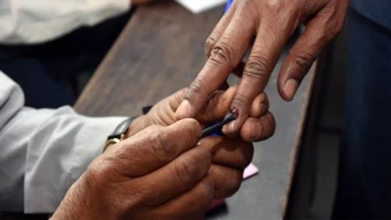 Lucknow: वाह रे आयोग ! जहां बनाया सेल्फी प्वाइंट वहां मोबाइल ले जाने की मनाही, ये कैसा वोटिंग सेलिब्रेशन?