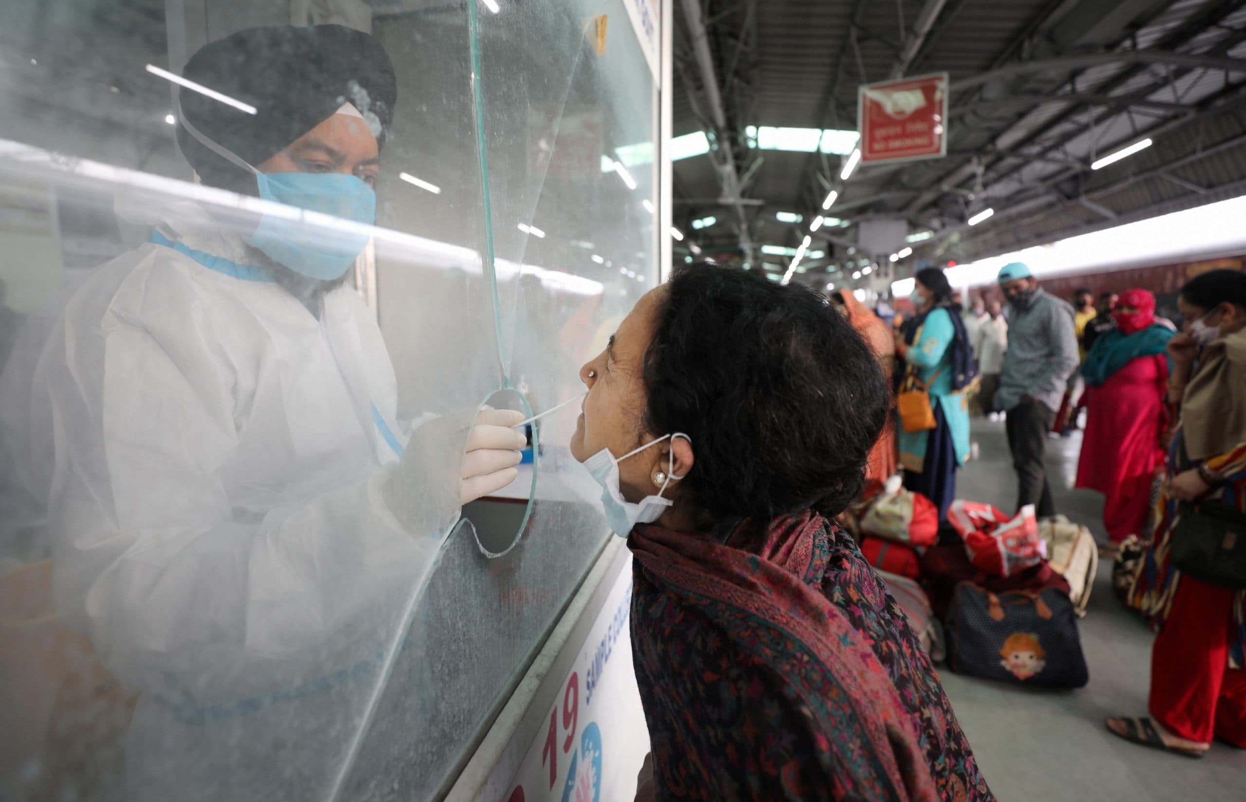 Coronavirus Updates : तीसरी लहर लाएगा कोरोना का नया वैरिएंट ‘म्यू’ ? वैक्सीन भी इसपर है बेअसर