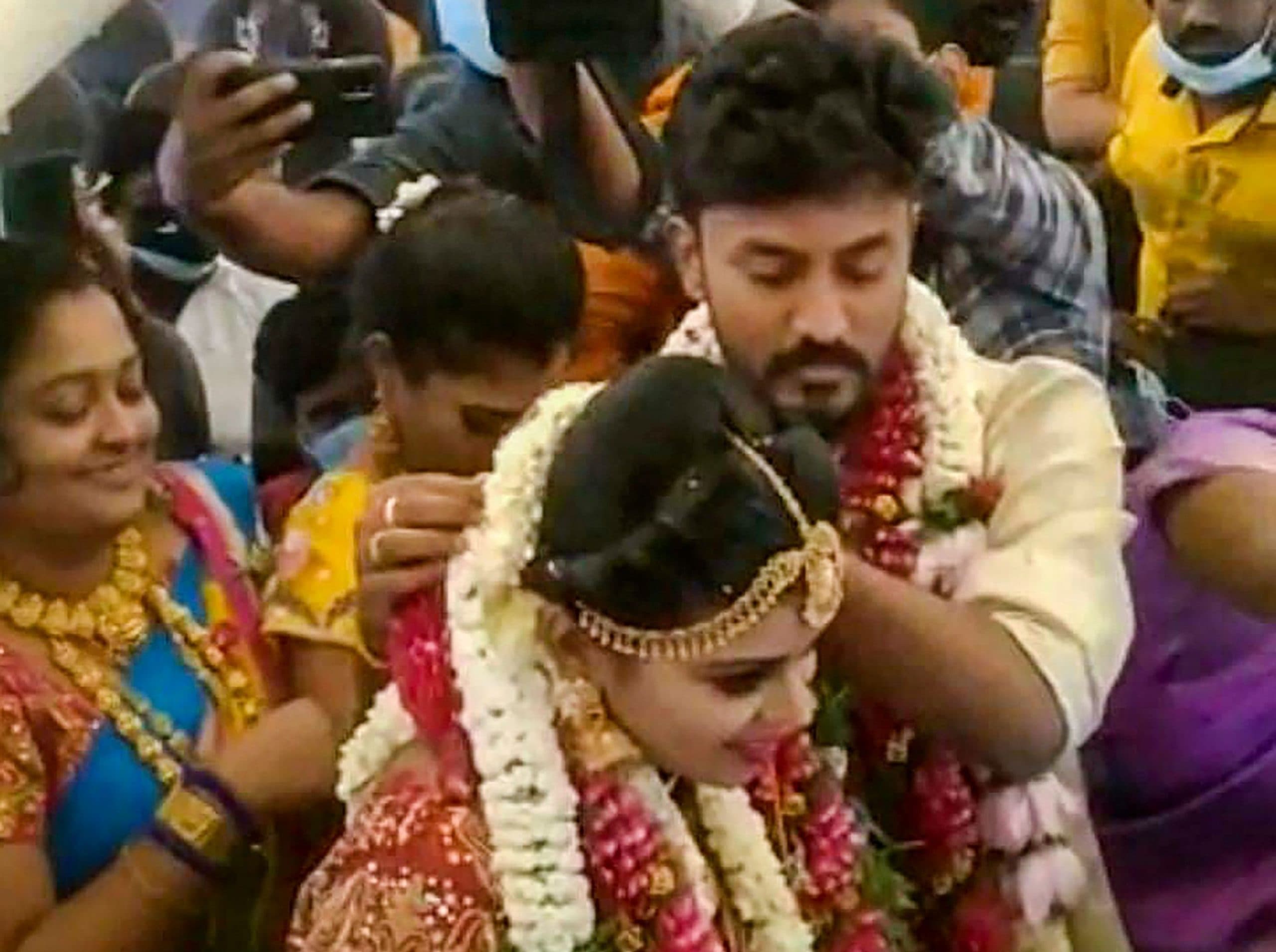 कोरोना प्रोटोकॉल का उल्लंघन कर उड़ते प्लेन में की शादी, डीजीसीए ने क्रू मेंबर्स को ड्यूटी से हटाया