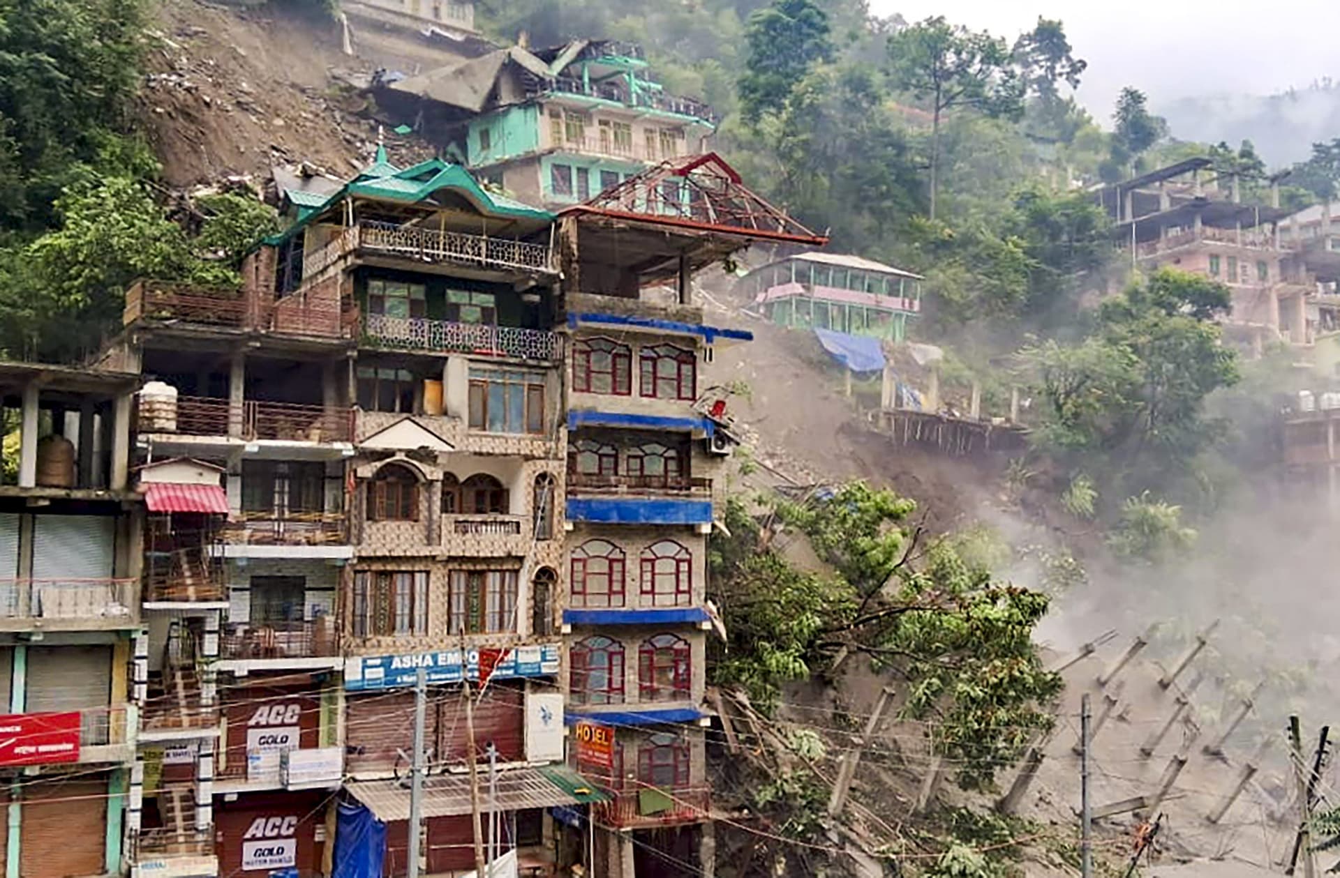 PHOTOS: हिमाचल में बरपा कुदरत का कहर,
ताश के पत्तों की तरह ढह गई कई इमारतें