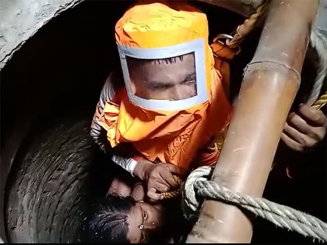 30 फीट गहरे कुएं में गिरी महिला, NDRF ने मशक्कत कर 4 घंटे में बाहर निकाला