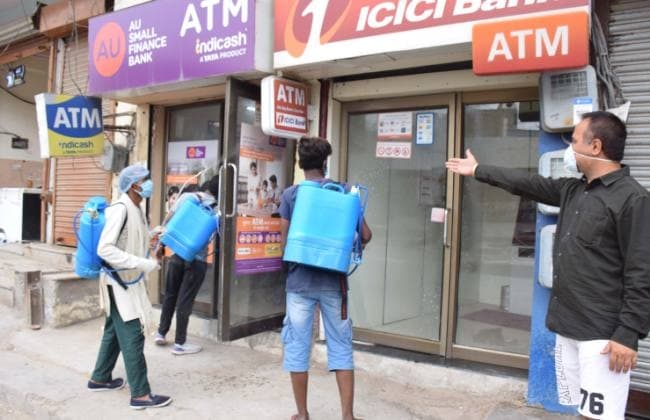 लॉकडाउन या कोरोना के खौफ से नहीं जा रहे ATM, तो इस तरह घर बैठे ही बैंक से मंगवा सकते हैं कैश